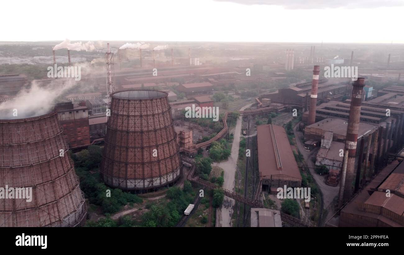 Usine métallurgique avec cheminées et smog. Usine industrielle pour aciéries, ironneries ou métallurgistes comme arrière-plan de l'industrie lourde. Télécharger l'image Banque D'Images