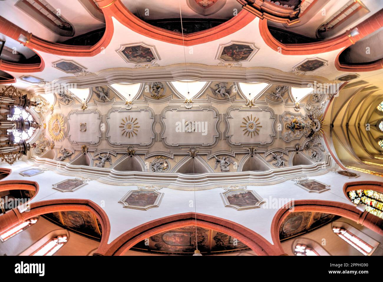 Photographie œil de poisson du plafond de l'église gothique Banque D'Images
