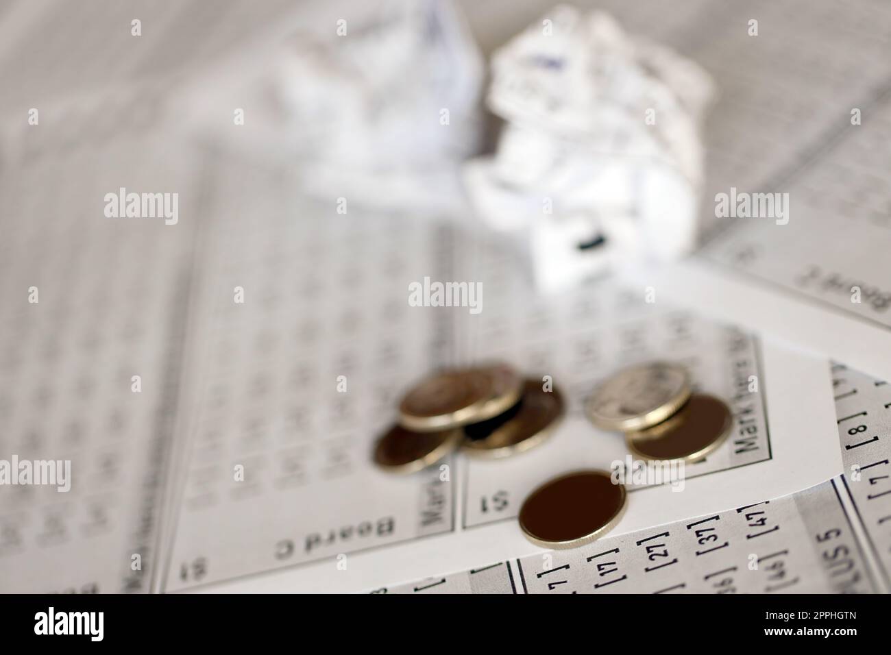 Billets de loterie froissés comme symbole de la perte du jeu de loterie. Résultats de jeu malchanceux. Malheur Banque D'Images