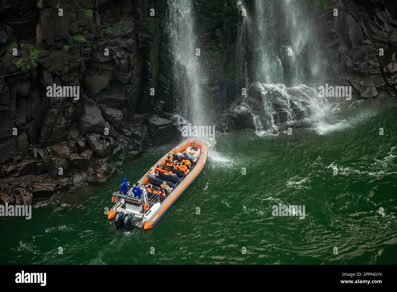 Brésil - 18 mars. 2022: bateau avec des touristes comme attraction aux chutes d'iguazu Banque D'Images