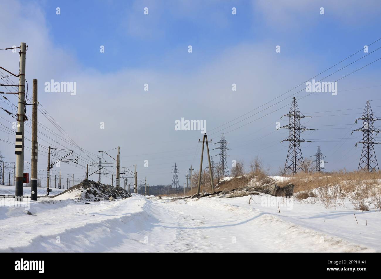 Paysage hivernal avec tours de lignes de transmission Banque D'Images