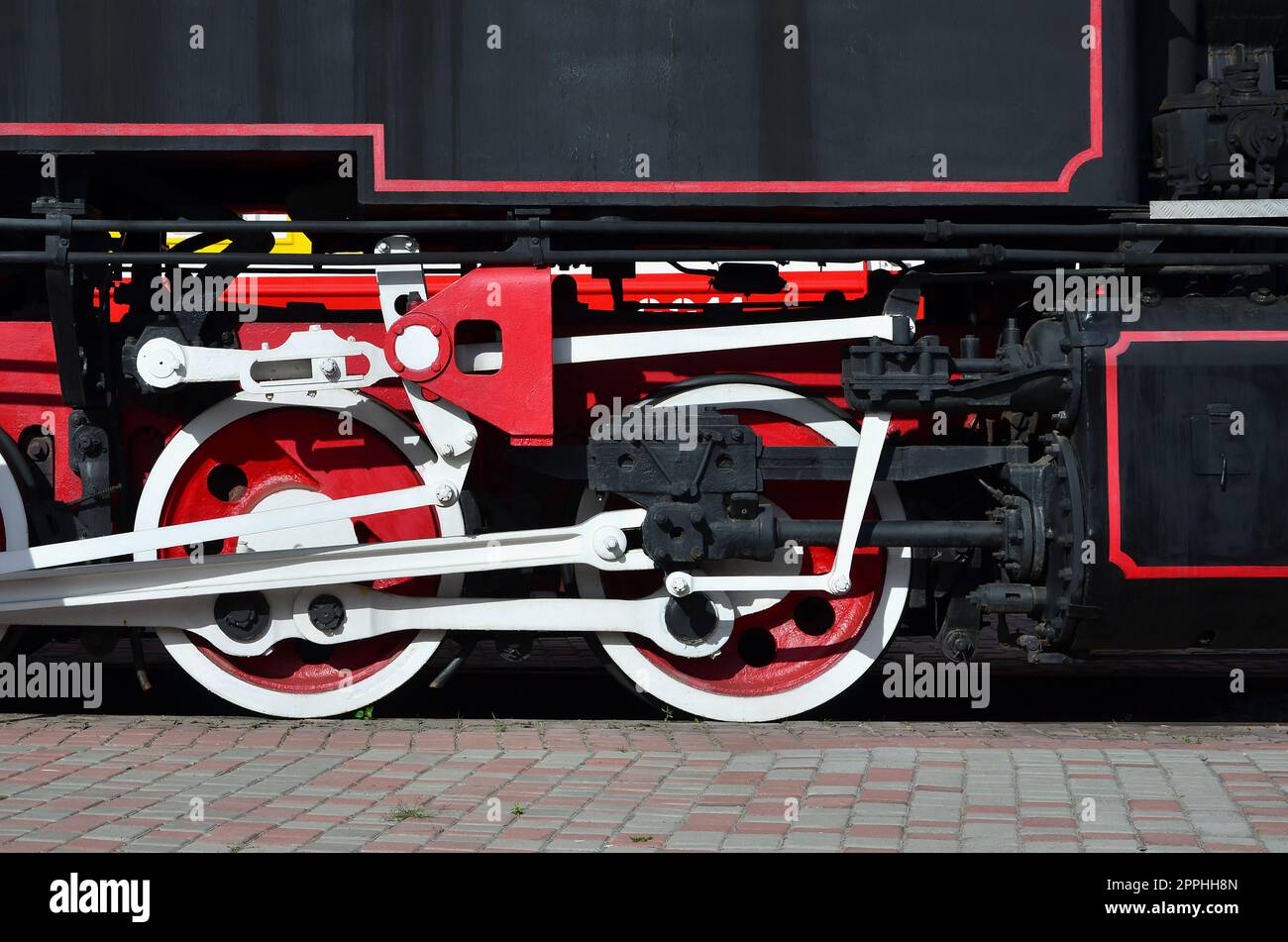 Roues de la vieille locomotive à vapeur noir de l'époque soviétique. Le côté de la locomotive avec les éléments de la technologie rotative de vieux trains Banque D'Images