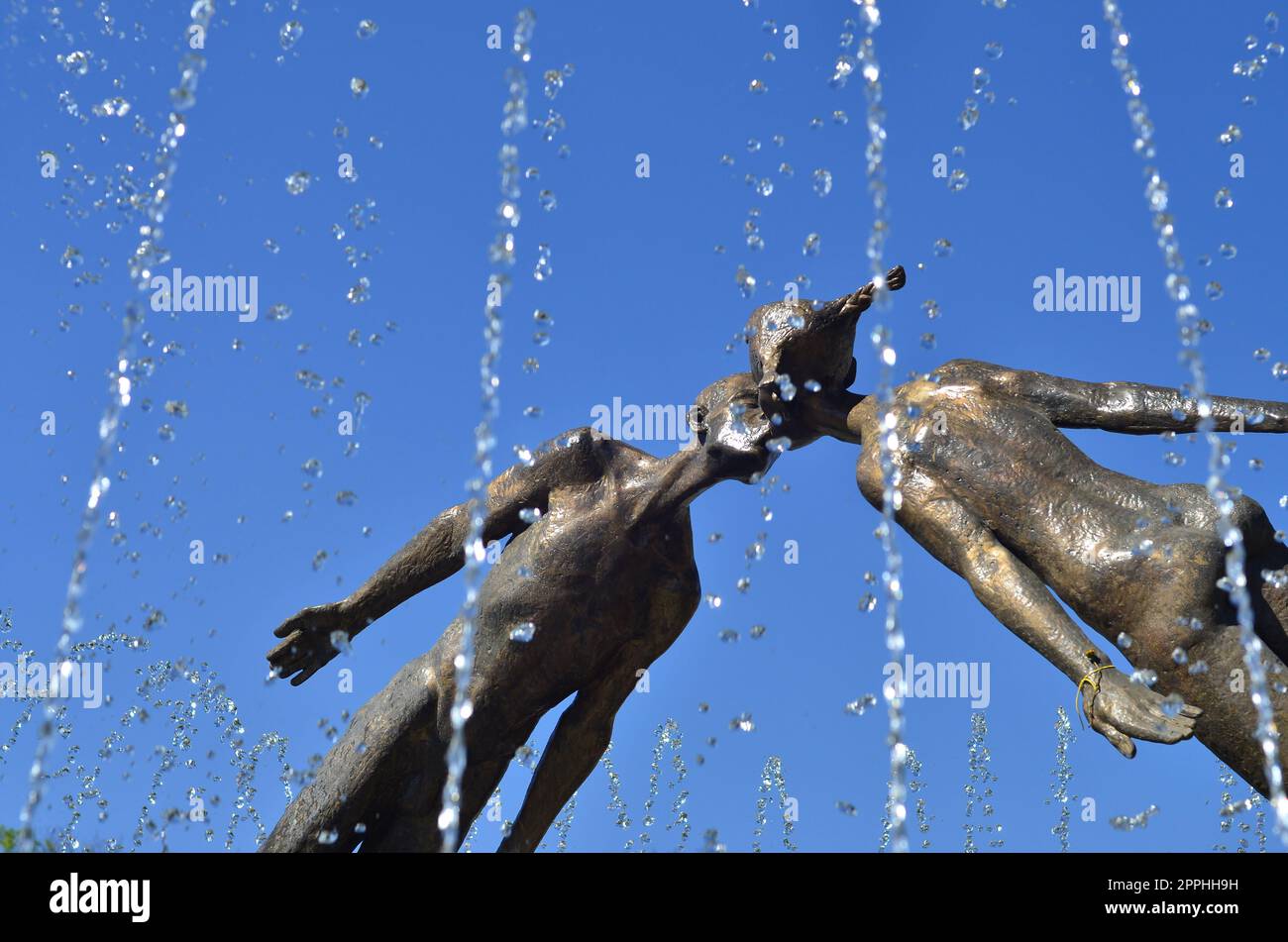 Monument à l'amoureux dans Kharkov, Ukraine - est un arc formé par le vol, les chiffres d'une fragile jeune homme et une fille, fusionnés en un baiser Banque D'Images