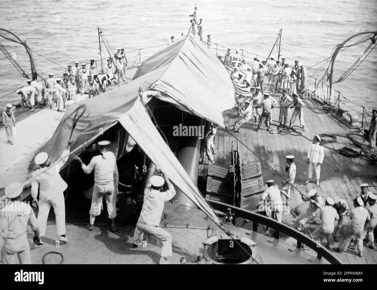 Ériger un auvent sur un navire de la Marine royale, début 1900s Banque D'Images