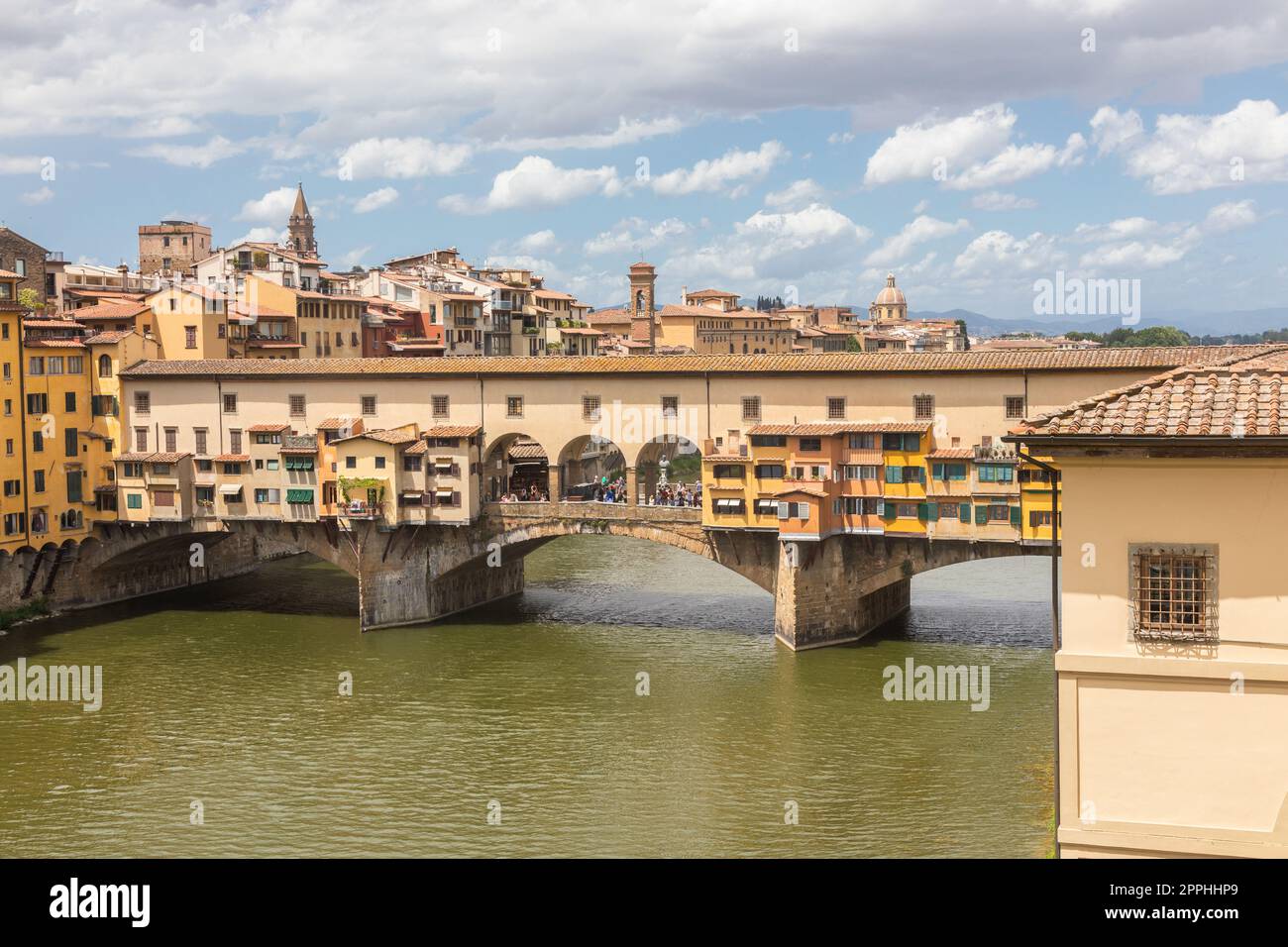 Florence, Italie - Circa juin 2021: Paysage de la ville avec le Vieux Pont - Ponte Vecchio. Banque D'Images