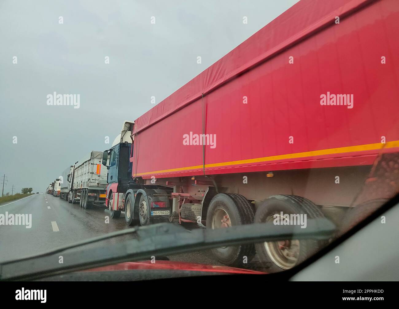 SIRET, Roumanie - 26 septembre 2022 : file d'attente des camions aux douanes Roumanie Ukraine. Banque D'Images
