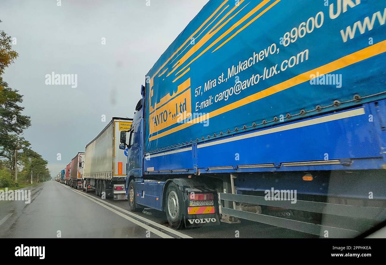 SIRET, Roumanie - 26 septembre 2022 : file d'attente des camions aux douanes Roumanie Ukraine. Banque D'Images