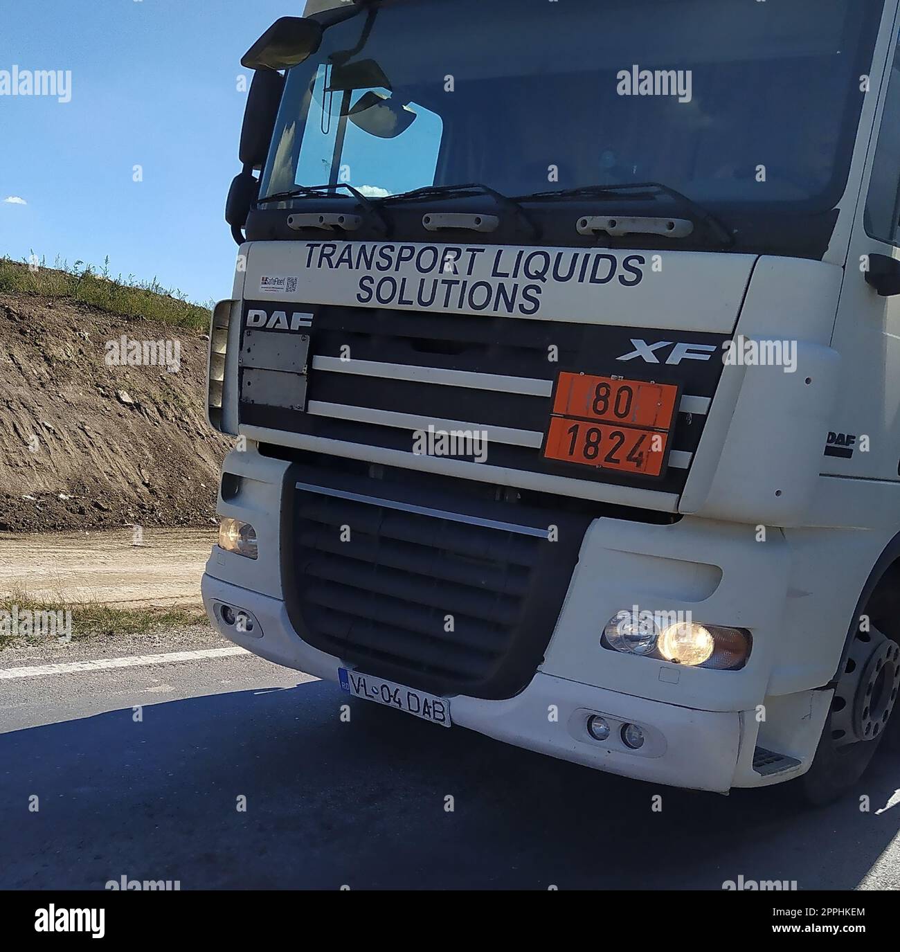 Bacau, Roumanie - 11 septembre 2022 : camion DAF sur une autoroute Banque D'Images Bacau, Roumanie - 11 septembre 2022 : camion DAF sur une autoroute Banque D'Images