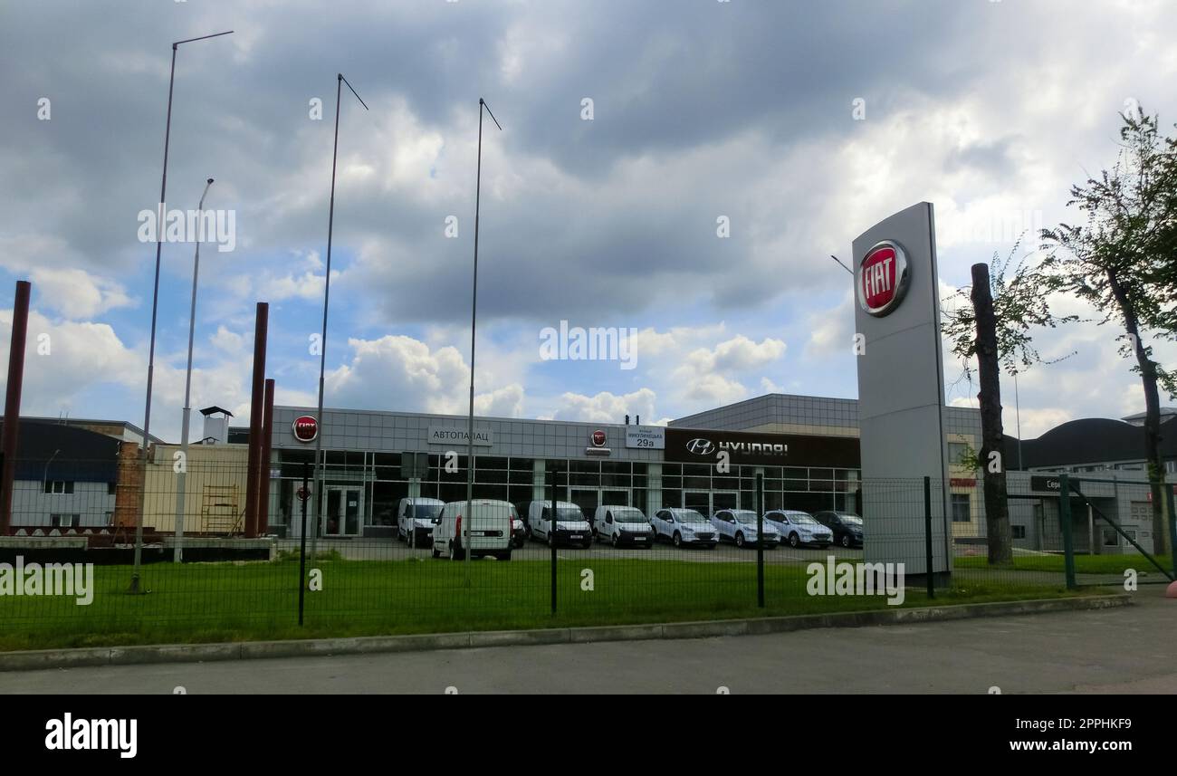 Logo de signature de concessionnaire Fiat sur le magasin de voiture constructeur automobile italien Banque D'Images