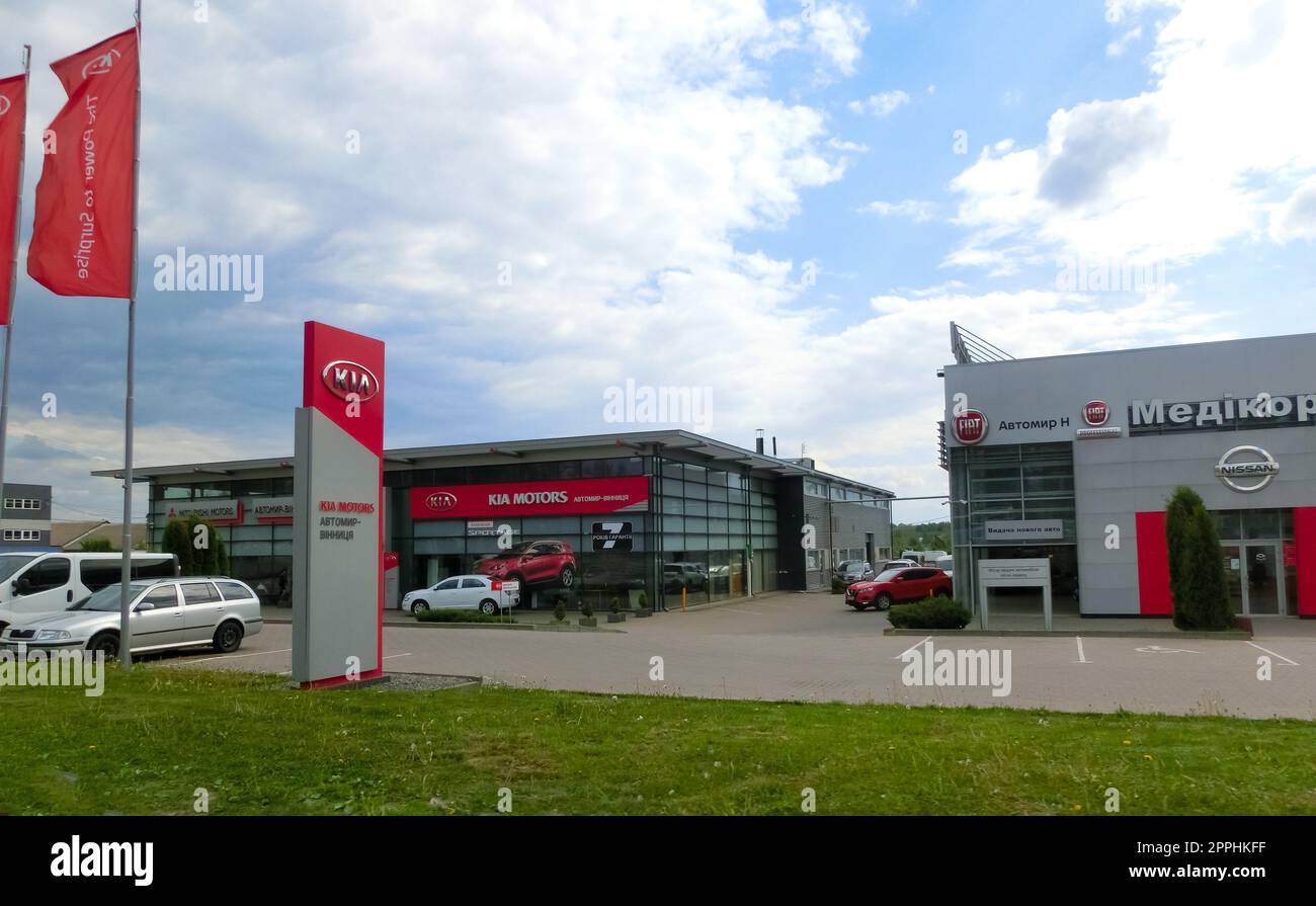 Vue du magasin concessionnaire de la marque KIA.KIA Motors est une société automobile sud-coréenne produisant des voitures particulières, des fourgonnettes et des bus appartenant au groupe Hyundai Motor. Banque D'Images