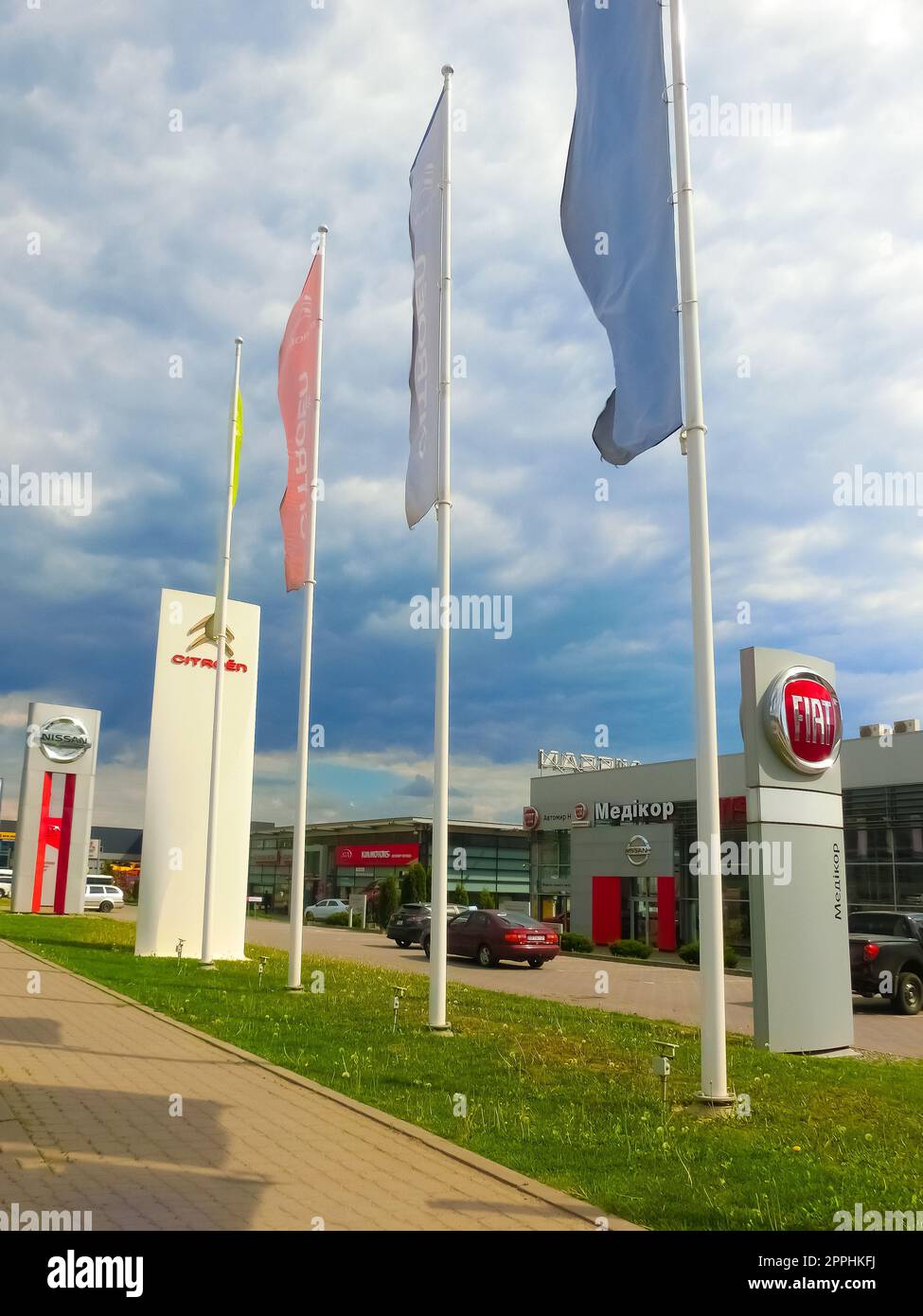 Logo de la société Fiat automobiles sur un bâtiment de concession. Salon automobile italien de constructeur automobile avec signe de logotype de société. Emblème de la marque dans la salle d'exposition. Banque D'Images