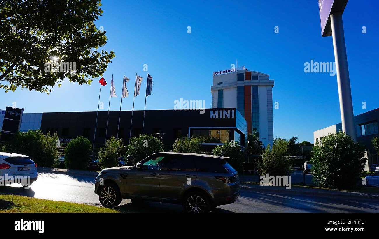 Antalya, Turquie - 17 septembre 2022 : Mini logo signe et texte de marque sur le bâtiment de magasin d'automobiles de voiture au magasin de concessionnaire Mini Cooper Banque D'Images