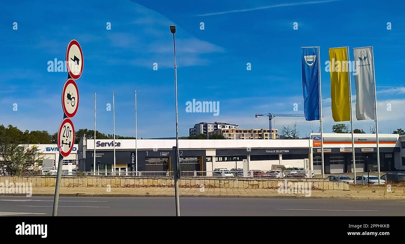 Varna, Bulgarie - 25 septembre 2022 : Showroom de Renault. Showroom et voiture du concessionnaire Renault. Banque D'Images