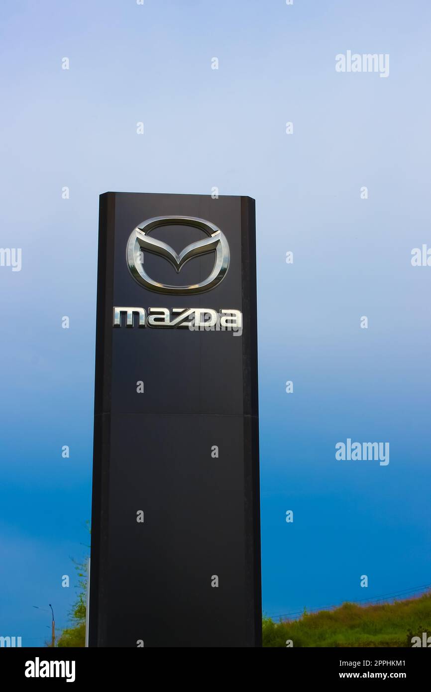 Kiev, Ukraine - 15 août 2020 : vente au détail du logo Mazda sur la façade du magasin Banque D'Images