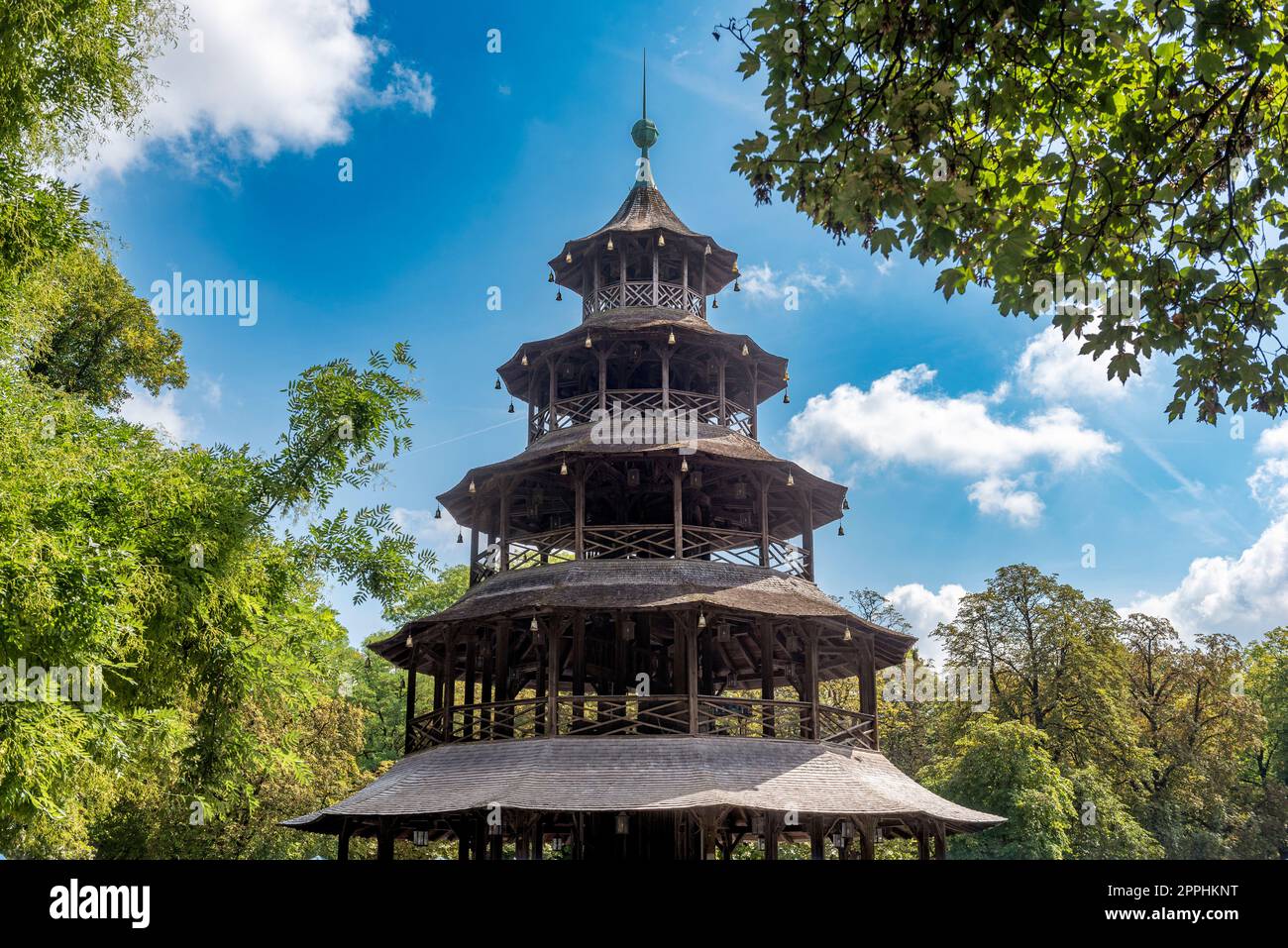 La tour chinoise dans le jardin anglais de Munich au milieu d'un café en plein air comme l'un des points de repère de Munich par temps ensoleillé l'été Banque D'Images