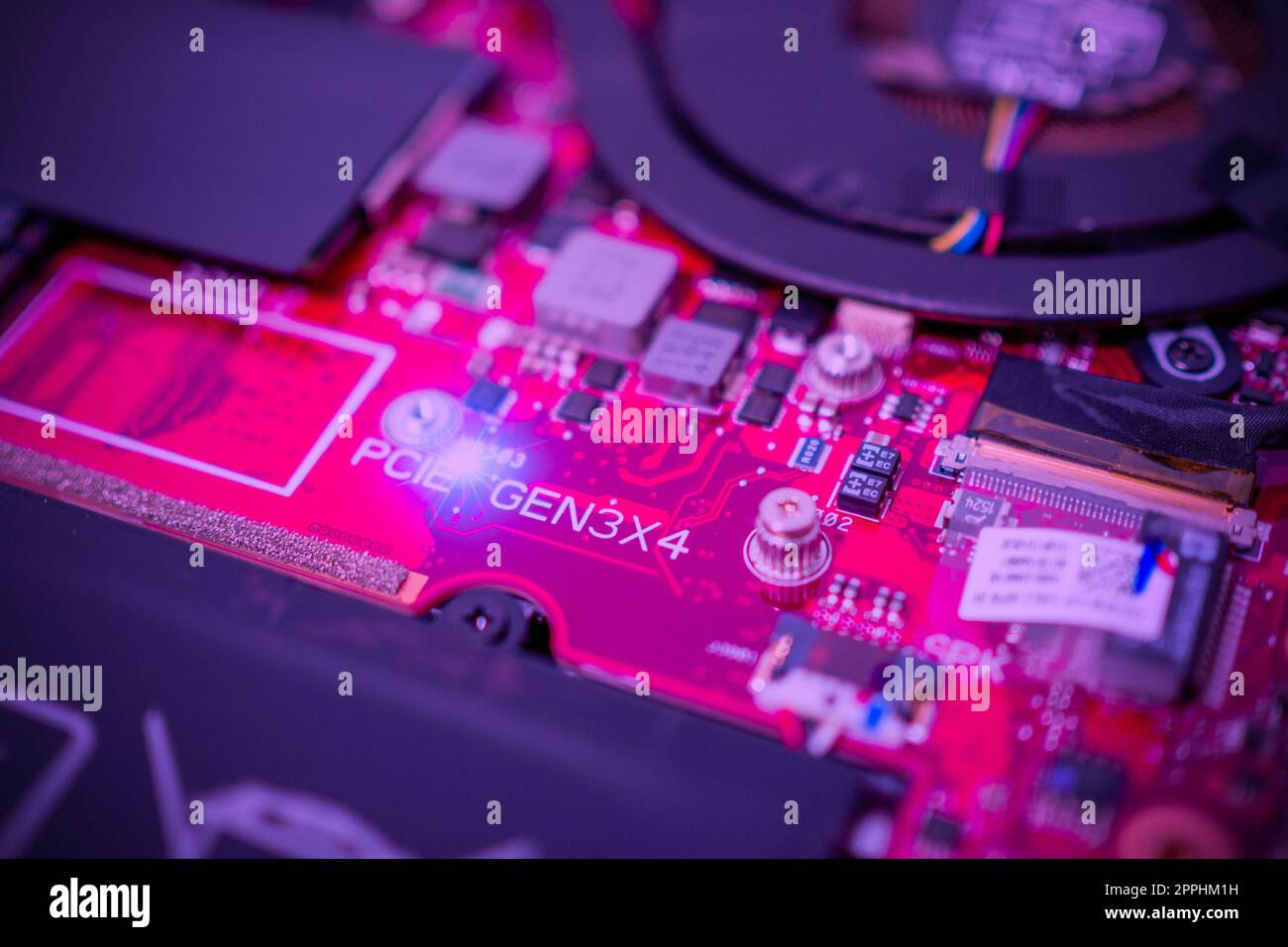 Circuit imprimé avec des micropuces de résistances et des composants électroniques. Technologie du matériel informatique. Processeur de communication intégré. Ingénierie de l'information. PCB. Banque D'Images
