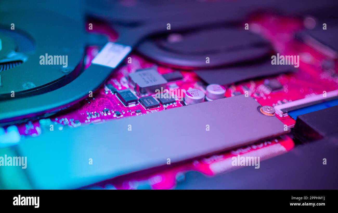 Circuit imprimé avec des micropuces de résistances et des composants électroniques. Technologie du matériel informatique. Processeur de communication intégré. Ingénierie de l'information. PCB. Banque D'Images