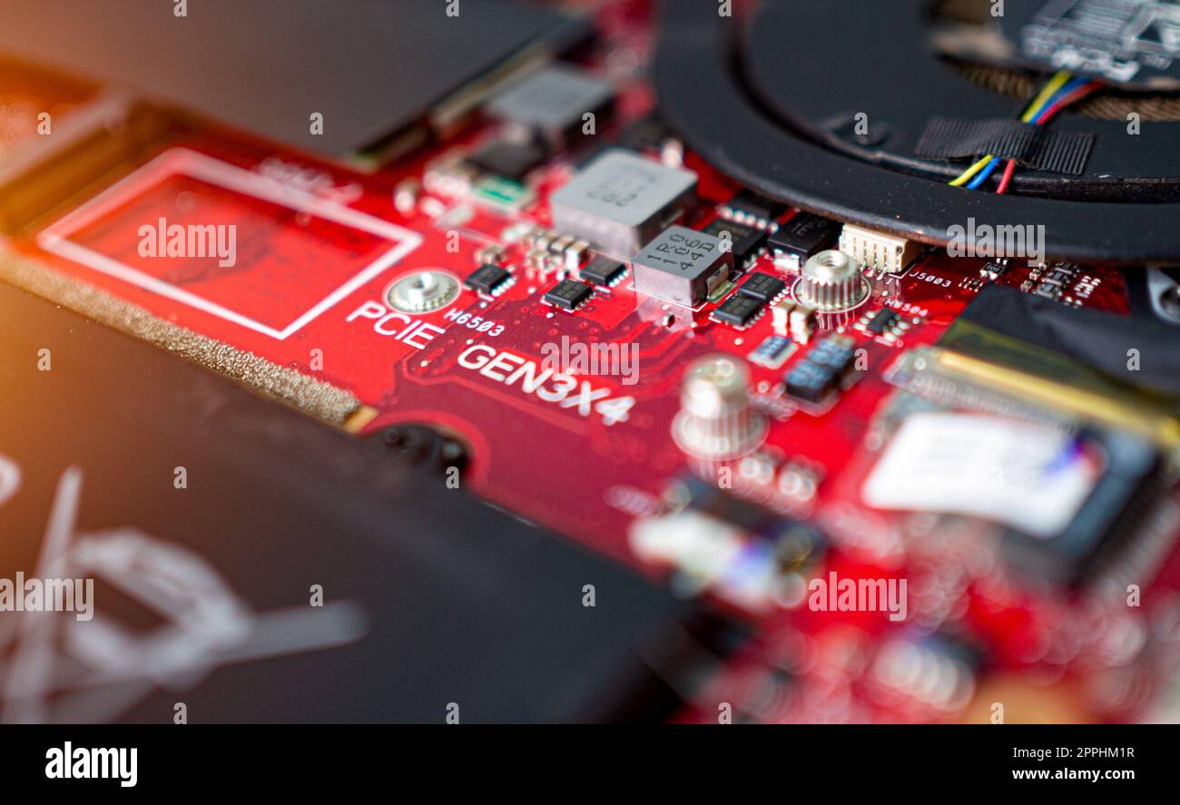 Circuit imprimé avec des micropuces de résistances et des composants électroniques. Technologie du matériel informatique. Processeur de communication intégré. Ingénierie de l'information. PCB. Banque D'Images