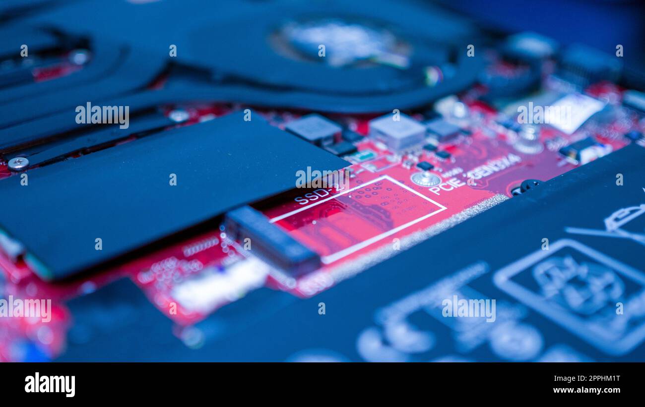 Circuit imprimé avec des micropuces de résistances et des composants électroniques. Technologie du matériel informatique. Processeur de communication intégré. Ingénierie de l'information. PCB. Banque D'Images