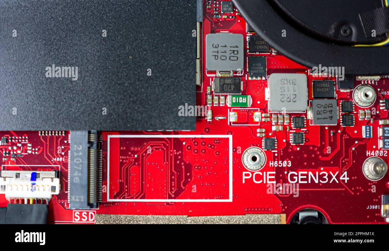 Circuit imprimé avec des micropuces de résistances et des composants électroniques. Technologie du matériel informatique. Processeur de communication intégré. Ingénierie de l'information. PCB. Banque D'Images