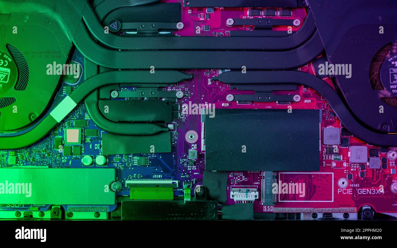 Circuit imprimé avec des micropuces de résistances et des composants électroniques. Technologie du matériel informatique. Processeur de communication intégré. Ingénierie de l'information. PCB. Banque D'Images
