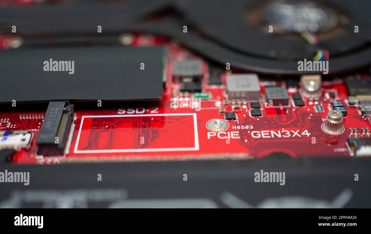 Circuit imprimé avec des micropuces de résistances et des composants électroniques. Technologie du matériel informatique. Processeur de communication intégré. Ingénierie de l'information. PCB. Banque D'Images