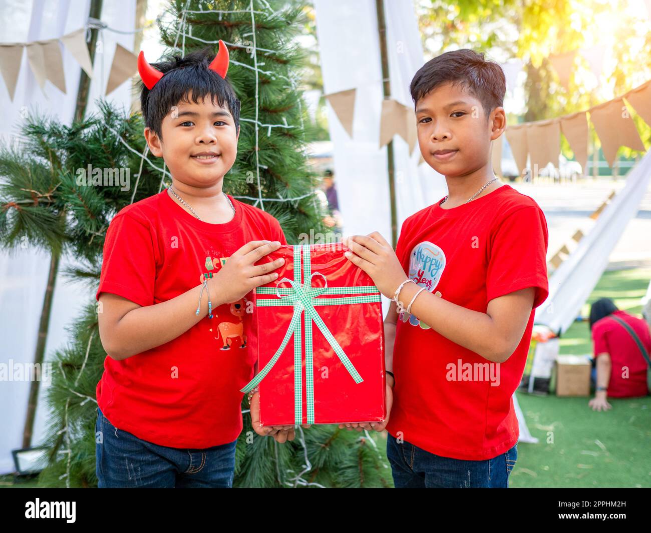 Garçon tenant des cadeaux sur la fête de Noël.festival de Noël. Banque D'Images