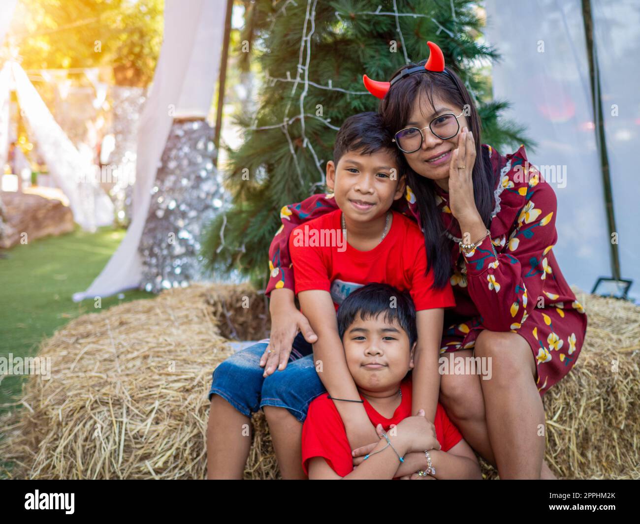 Mère et fille vêtues de rouge célébrant Noël. Festival de Noël. Banque D'Images