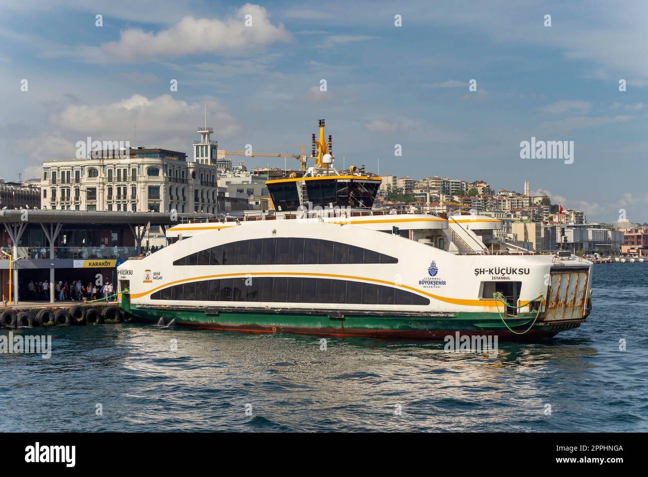 Petit bateau de ferry amarré au terminal de ferry de Karakoy, dans une journée ensoleillée d'été, Istanbul, Turquie Banque D'Images