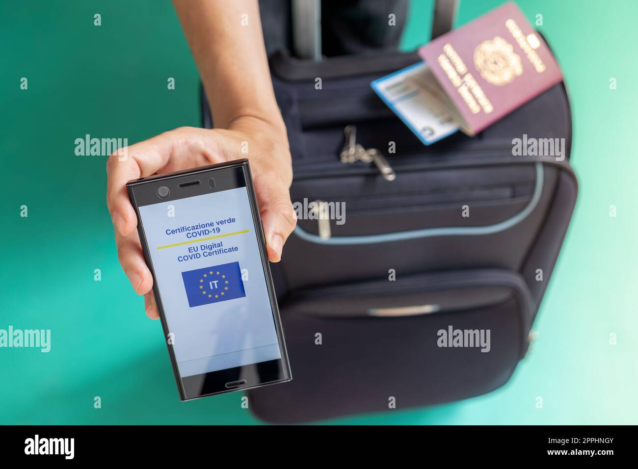 Femme montrant sur smartphone Italien certificat numérique Covid de l'UE. Banque D'Images