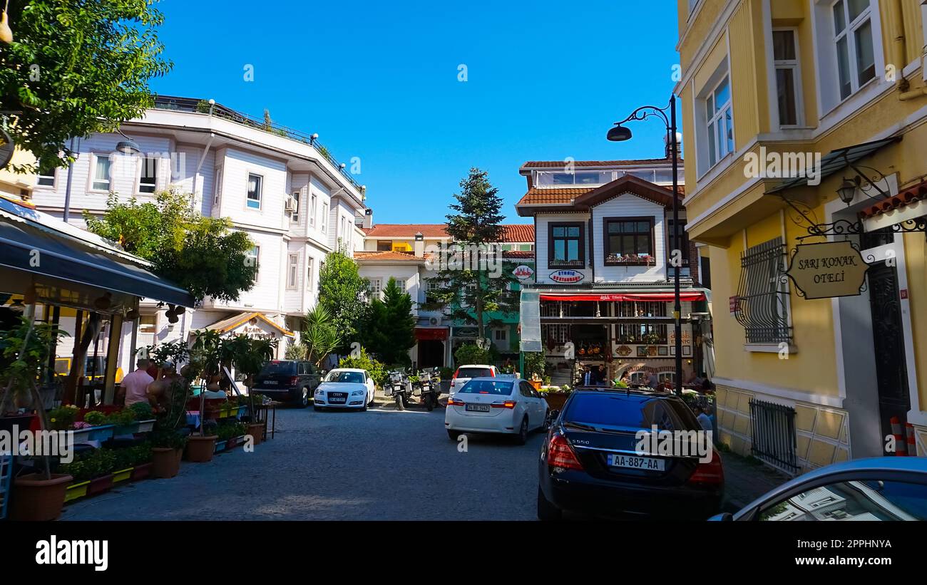 Istanbul, Turquie - 15 septembre 2022 : Restaurant dans la vieille rue à Istanbul avec de nombreux cafés. Banque D'Images