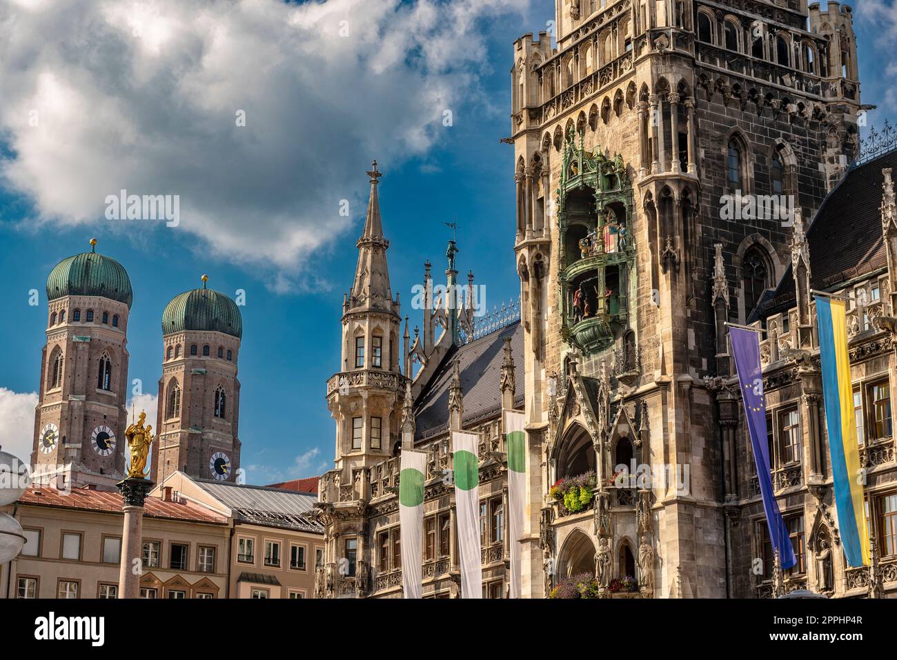 La façade de style néogothique du nouvel hôtel de ville avec tour de l