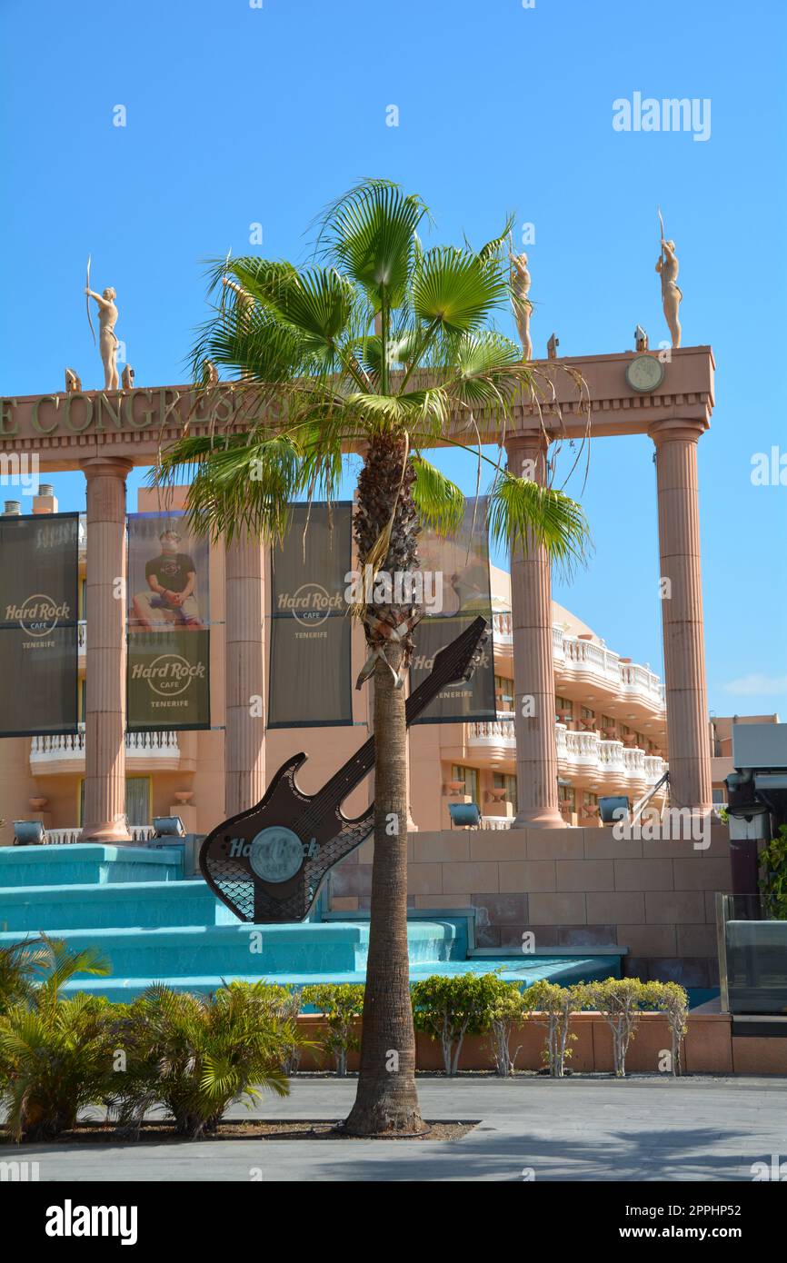 Hard Rock Cafe, Playa de la Americas, Tenerife, Espagne 12 août 2022 - extérieur du bâtiment avec guitare, fontaine et quelques archers en pierre Banque D'Images