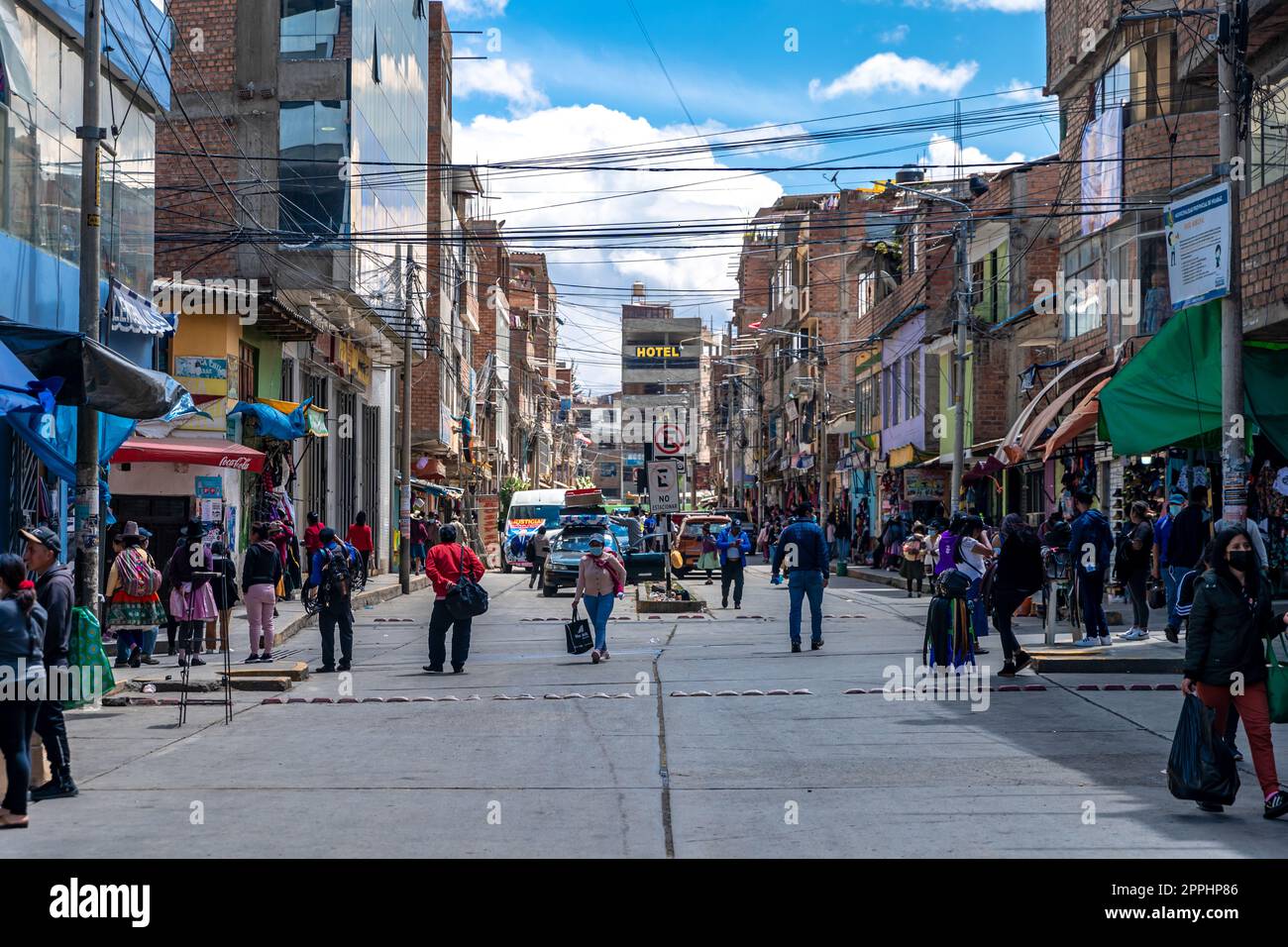 Huaraz, Pérou - 15 septembre 2022 : rue d'une ville sud-américaine Banque D'Images