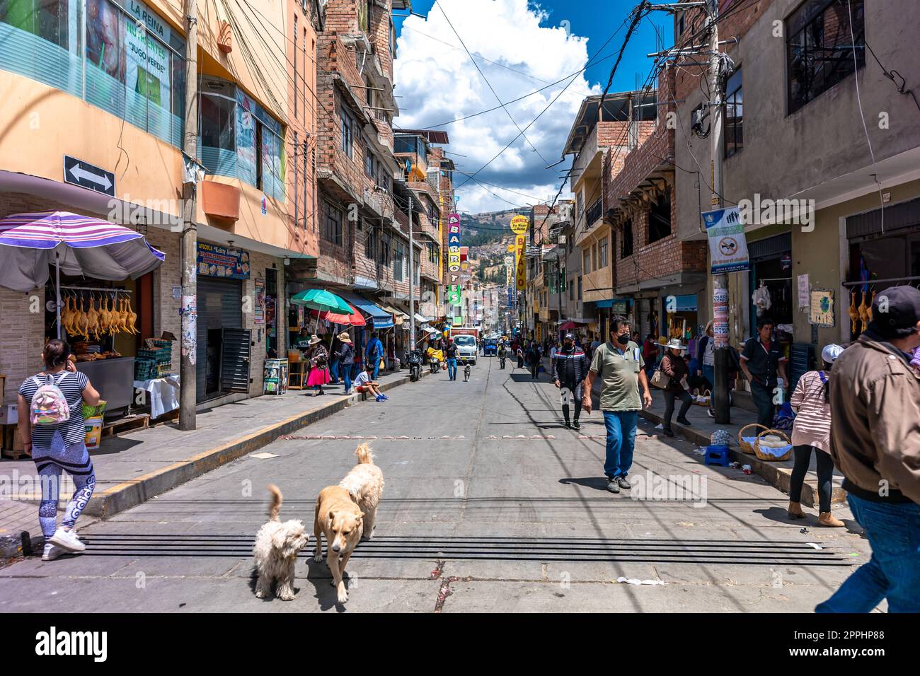 Huaraz, Pérou - 15 septembre 2022 : rue d'une ville sud-américaine Banque D'Images