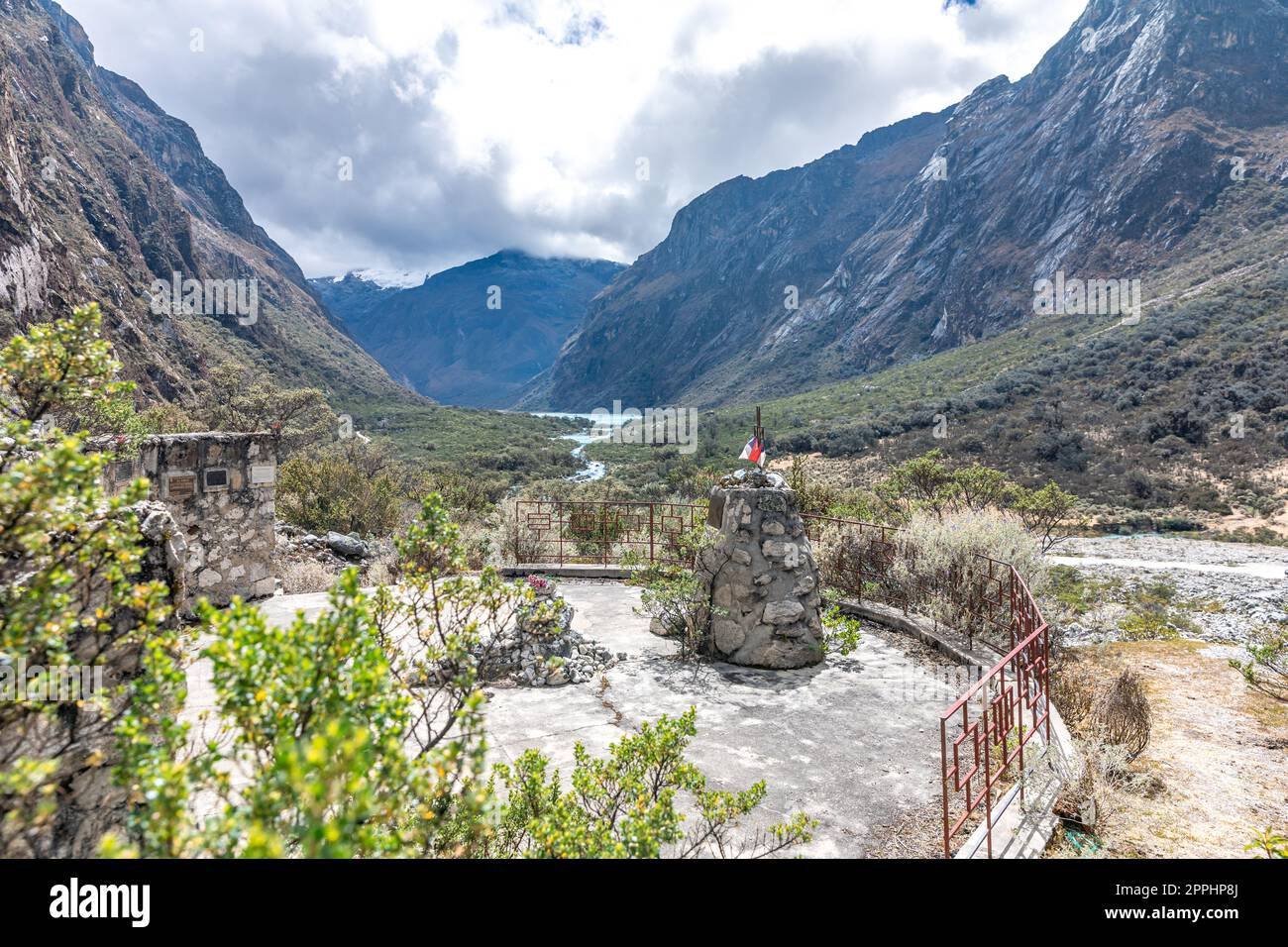 Monument de l'expédition tchécoslovaque d'alpinisme au Pérou qui a péri dans un glissement de terrain causé par le tremblement de terre du Mont Huaskaran en 1970 Banque D'Images