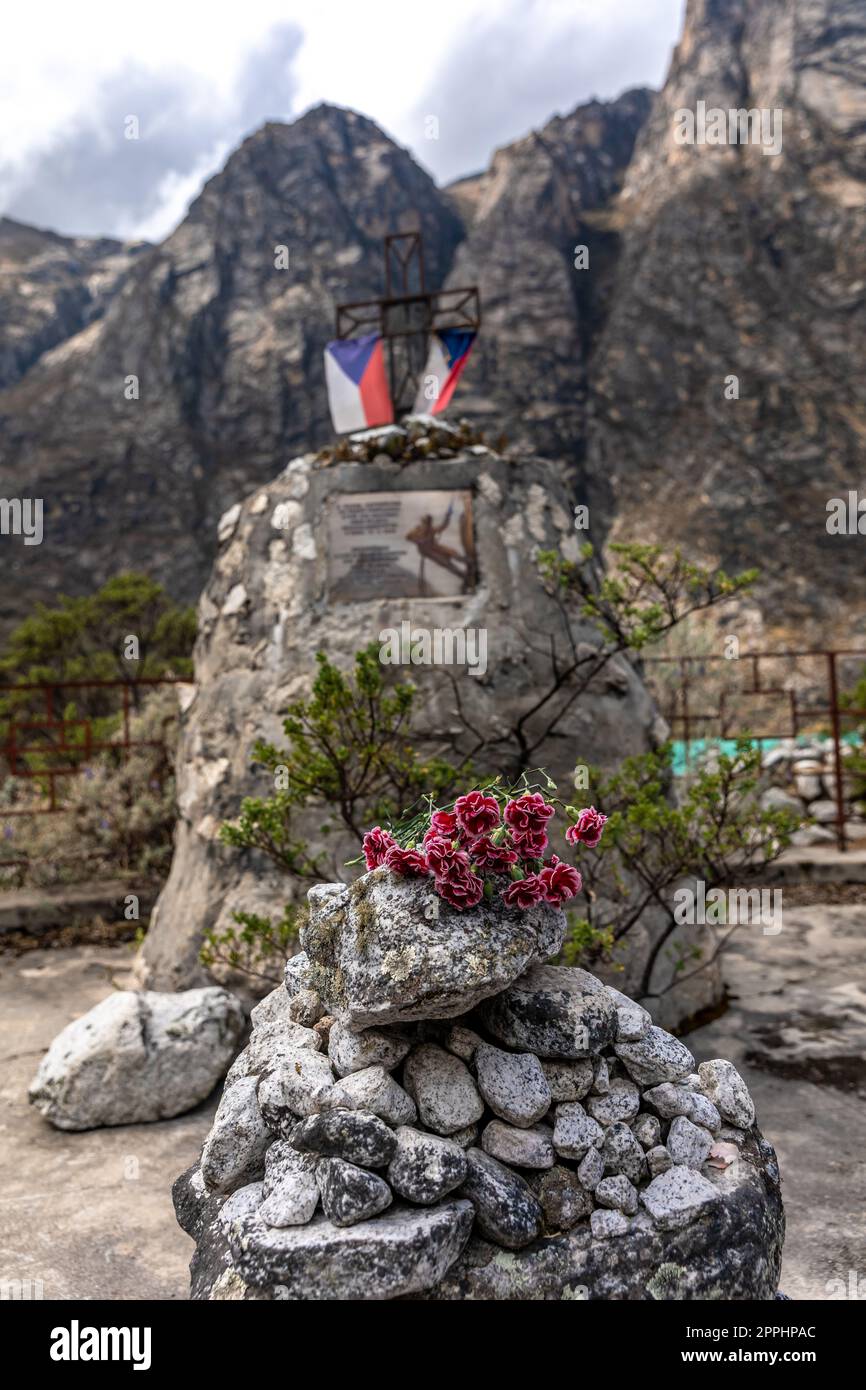 Monument de l'expédition tchécoslovaque d'alpinisme au Pérou qui a péri dans un glissement de terrain causé par le tremblement de terre du Mont Huaskaran en 1970 Banque D'Images