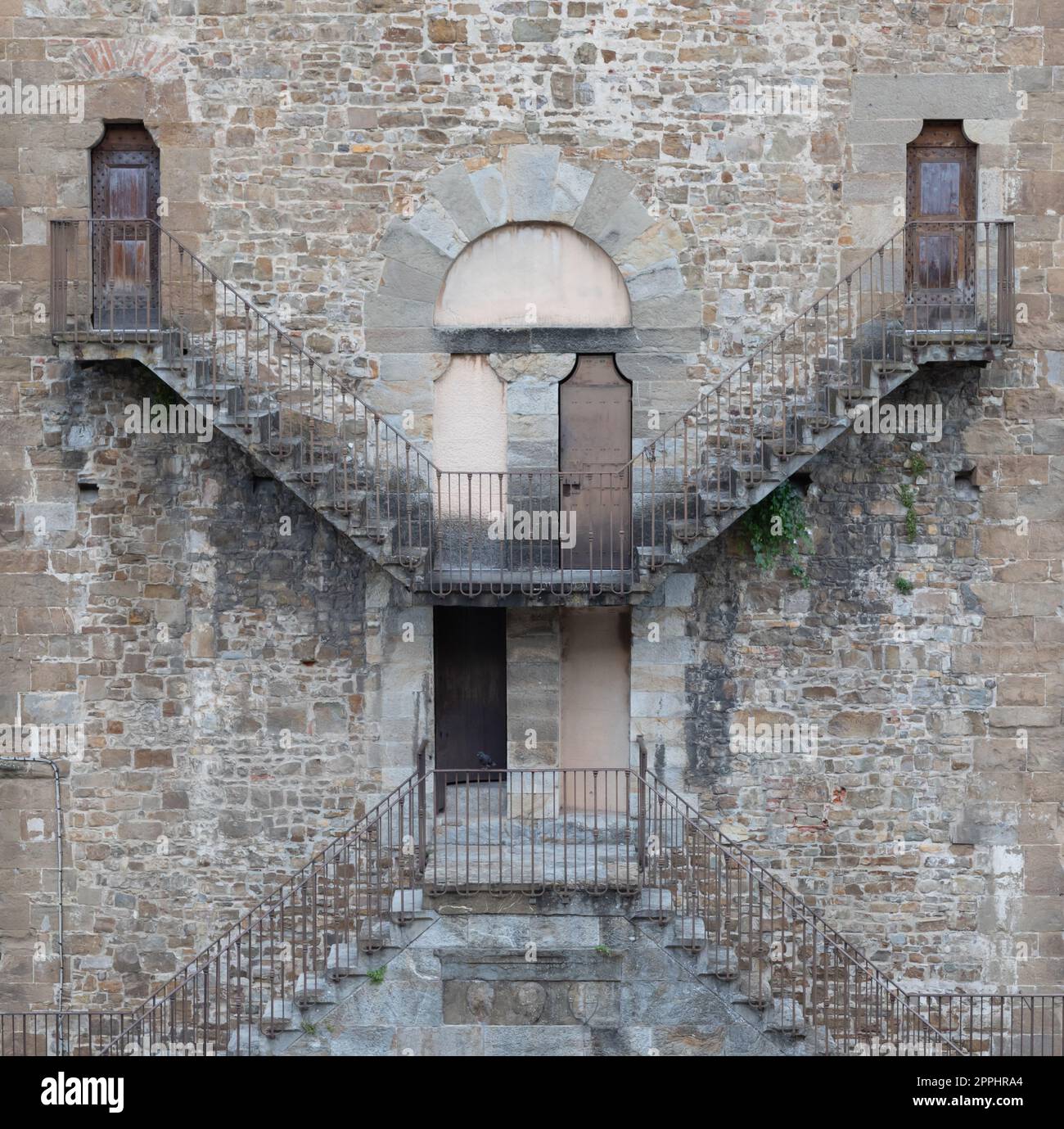 Détail extérieur d'un bâtiment ancien à Florence, en Italie, avec style d'architecture Escher. Banque D'Images