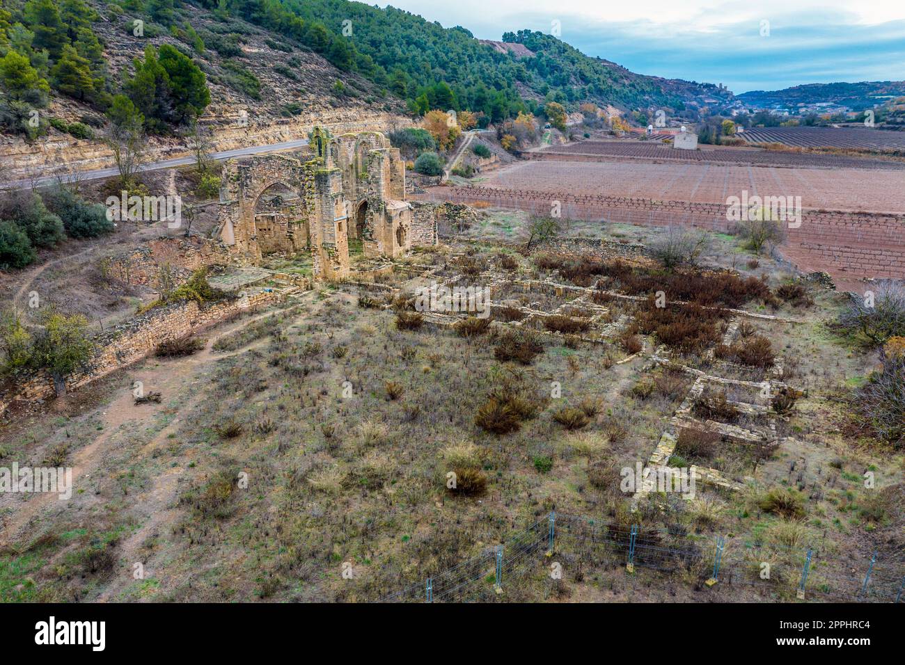 Le monastère de Santa Maria de Vallsanta est un ancien monastère cistercien féminin situé près de la ville de Guimera, dans la région catalane d'Urgell. Espagne Banque D'Images