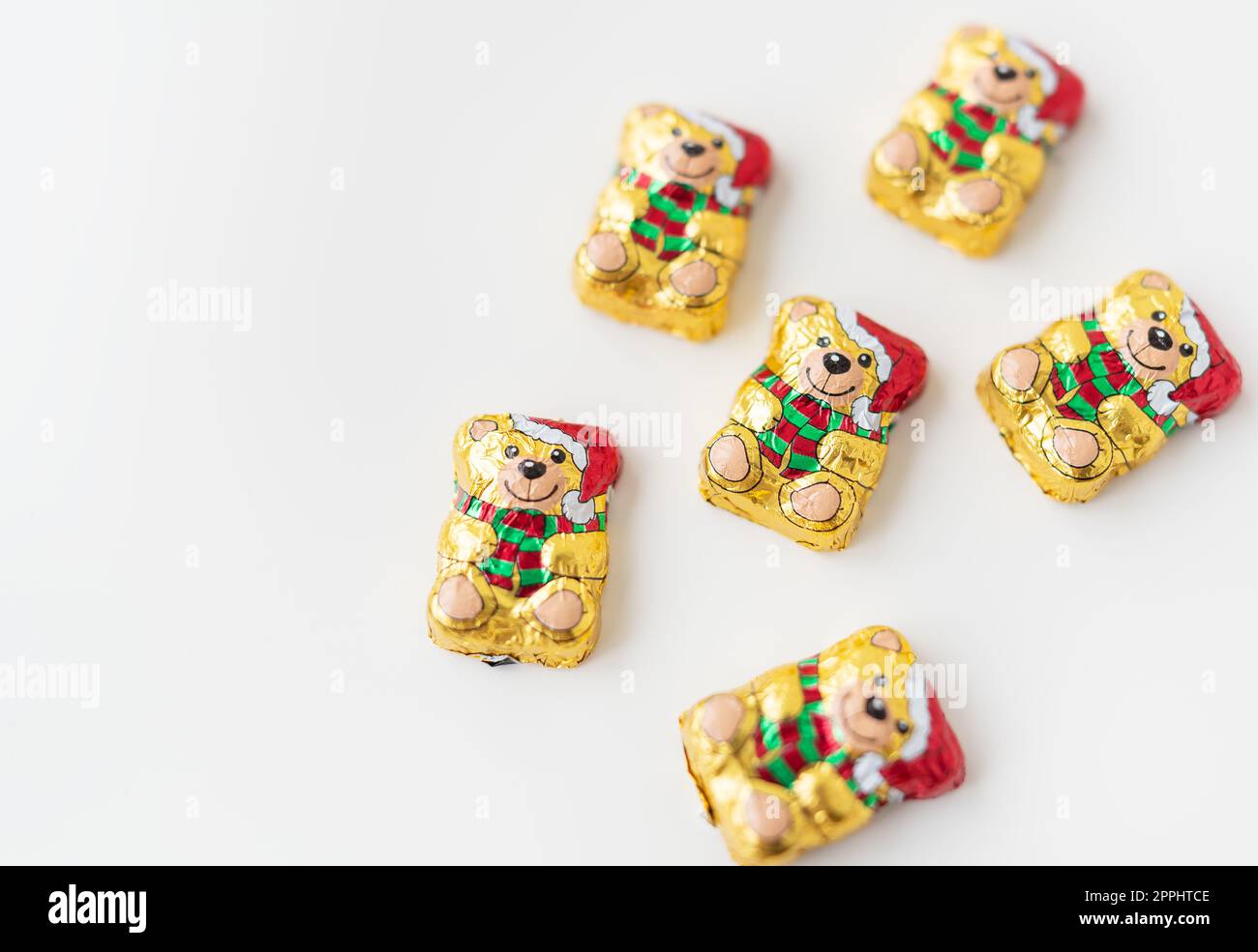 Rivne, Ukraine -18 décembre 2022 : ours en peluche en chocolat dans un paquet de Noël sur fond blanc. Charmant chocolat Lindt et un délicieux cadeau. Banque D'Images