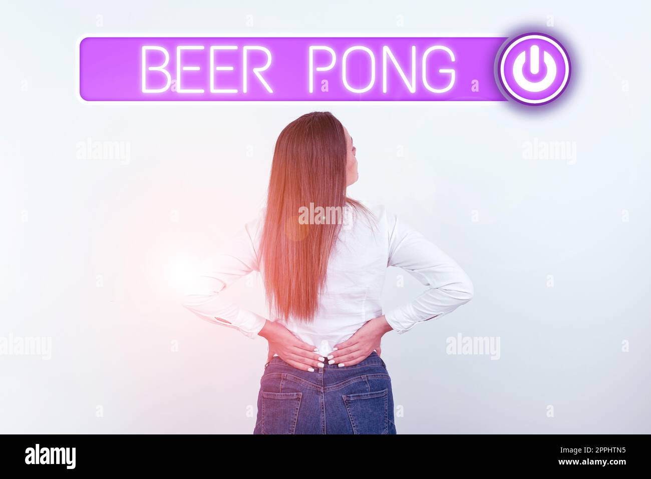 Écriture affichant le texte Beer pong. Idée d'affaires un jeu avec un ensemble de tasses contenant de la bière et rebondir ou lancer une boule de ping-pong Banque D'Images