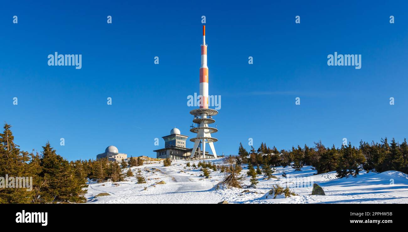 Brocken sommet de montagne dans le Harz avec la neige dans le panorama d'hiver en Allemagne Banque D'Images