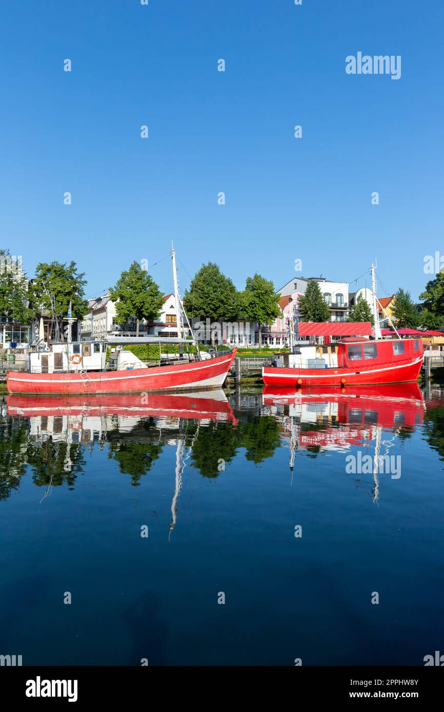 Port de WarnemÃ¼nde promenade corniche avec bateaux Voyage de ville format portrait voyage à Rostock, Allemagne Banque D'Images