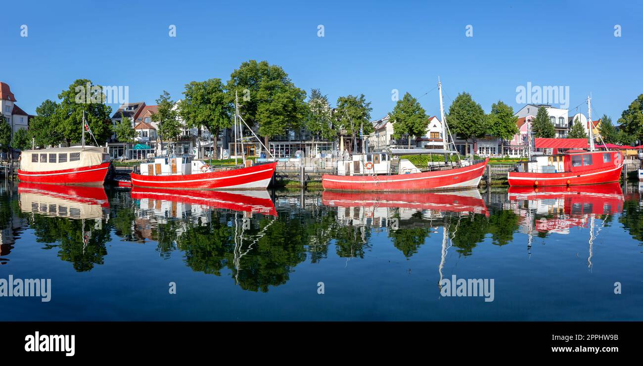 Port de WarnemÃ¼nde promenade de la corniche avec bateaux Voyage de la ville Voyage panorama à Rostock, Allemagne Banque D'Images