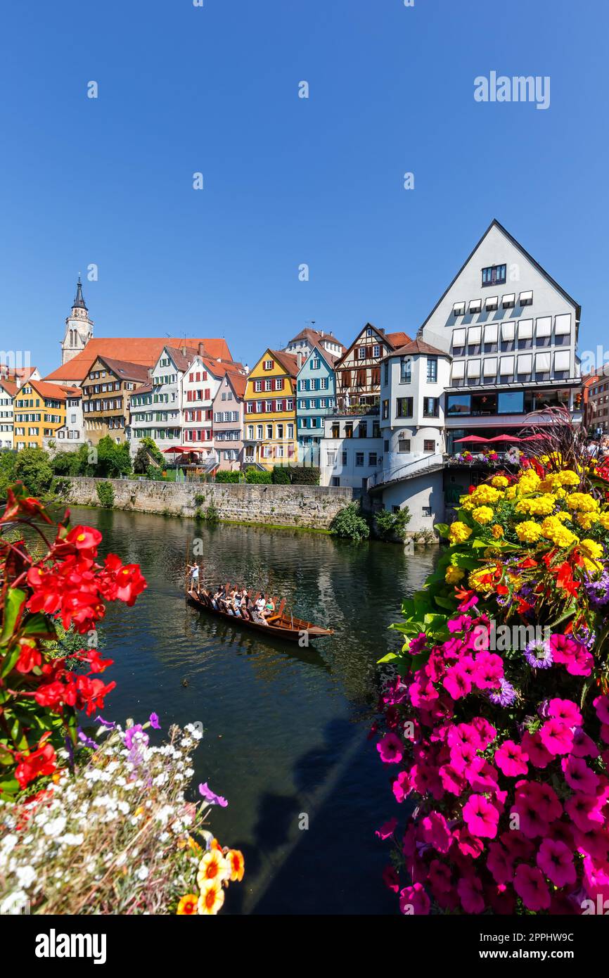 TÃ¼bingen Tuebingen ville à la rivière Neckar avec Punt Stocherkahn Voyage format portrait en Allemagne Banque D'Images