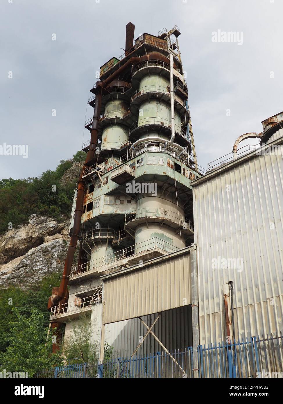 Mali Zvornik, Serbie, septembre 29 2022 usine de ciment, mine de Brasina. Architecture industrielle. Smog et poussière sale pollution de l'air fond industriel sur l'usine extérieure de concassage et de creusement de roche Banque D'Images