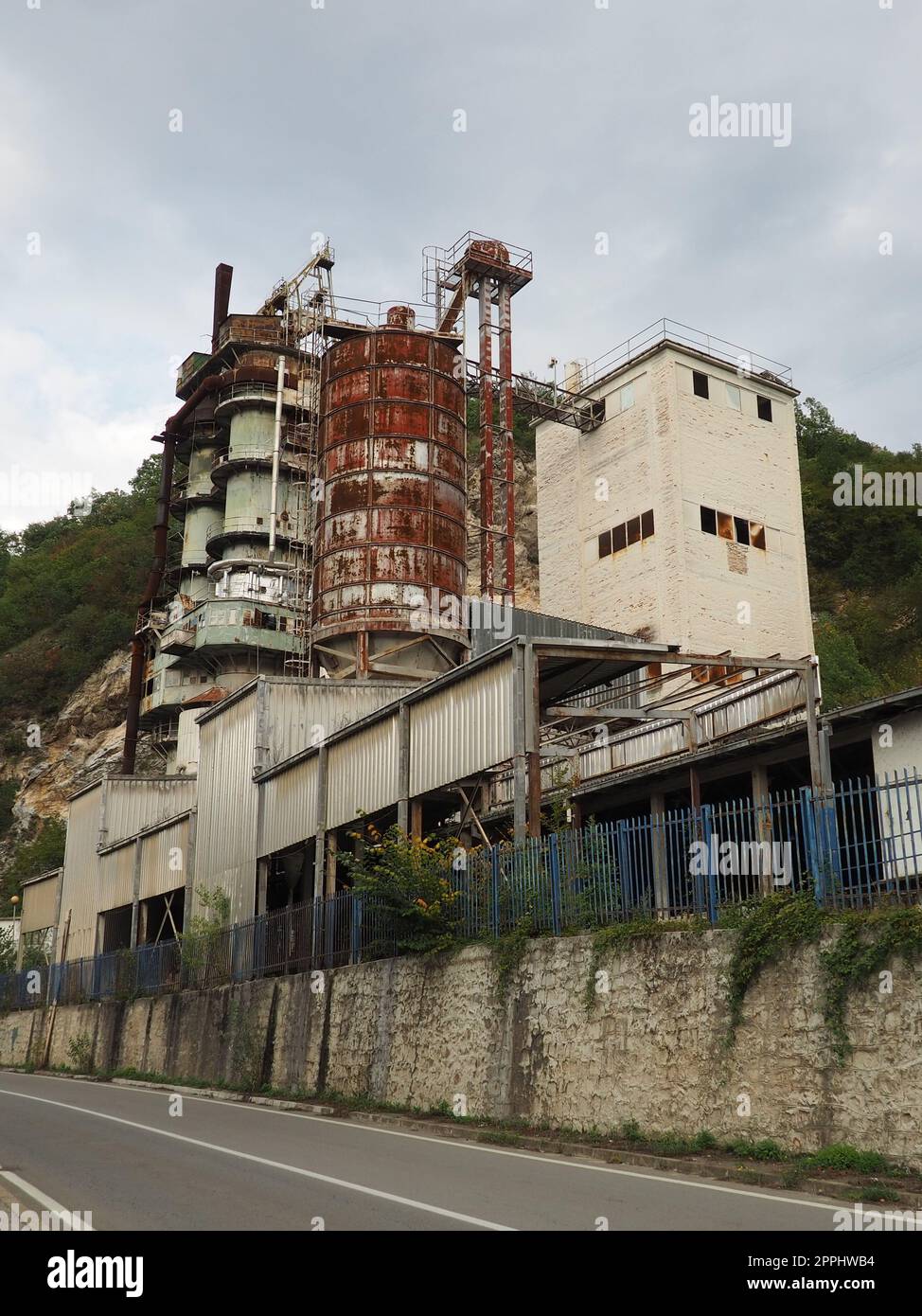 Mali Zvornik, Serbie, septembre 29 2022 usine de ciment, mine de Brasina. Architecture industrielle. Smog et poussière sale pollution de l'air fond industriel sur l'usine extérieure de concassage et de creusement de roche Banque D'Images