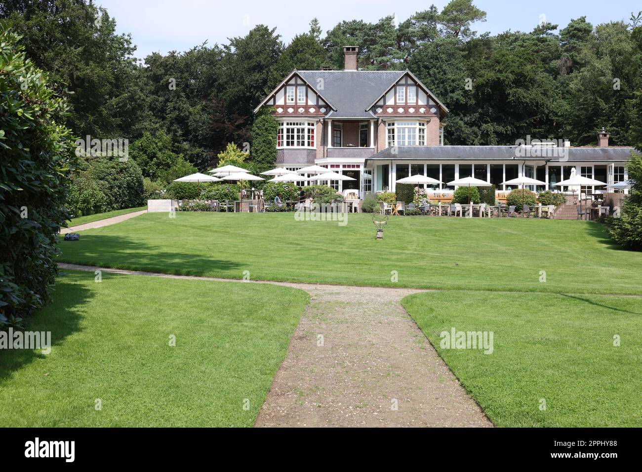 Ermelo, pays-Bas - 20 juillet 2022: Hôtel de luxe Het Roode Koper et belles plantes Banque D'Images