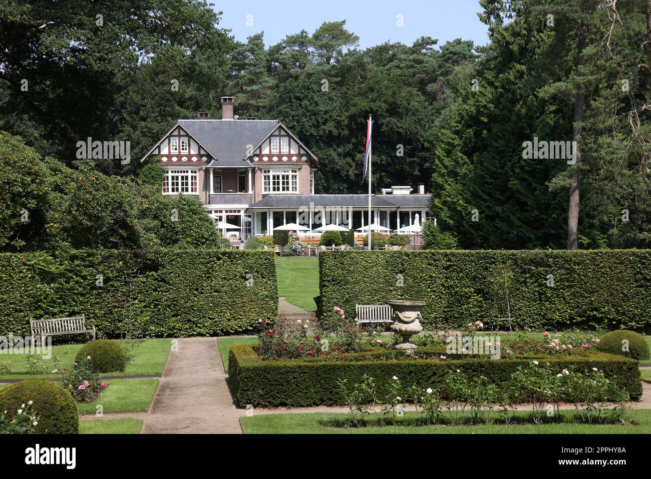 Ermelo, pays-Bas - 20 juillet 2022: Hôtel de luxe Het Roode Koper et belles plantes Banque D'Images