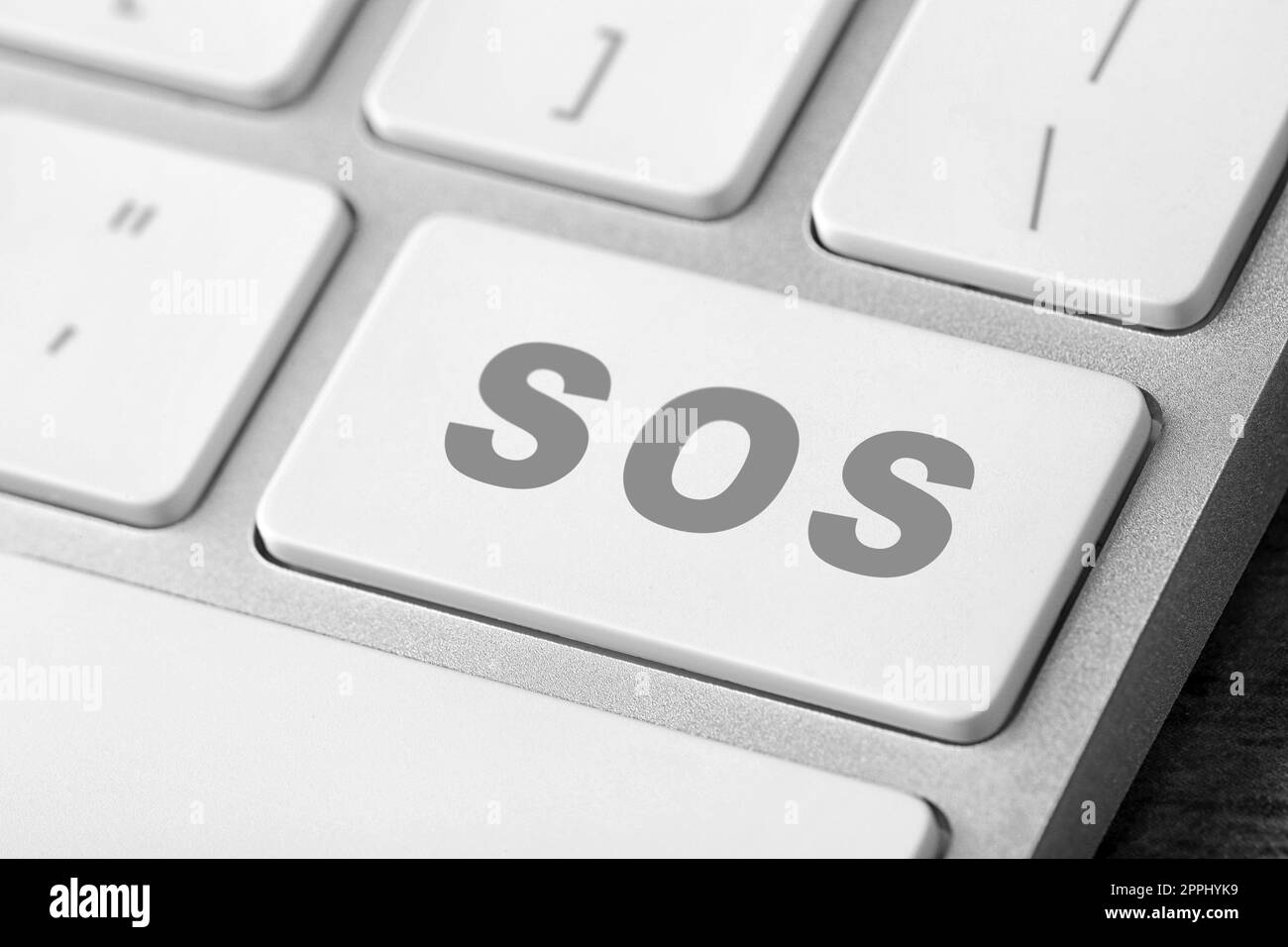 Bouton avec mot SOS sur le clavier de l'ordinateur, gros plan. Concept de sauvetage Banque D'Images